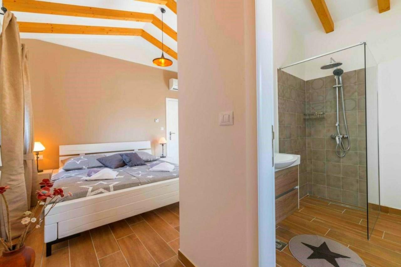Moderne Istrische Steinvilla - 4 Sterne Mit Privatem, Beheizbaren Pool & Meerblick Kavran Esterno foto