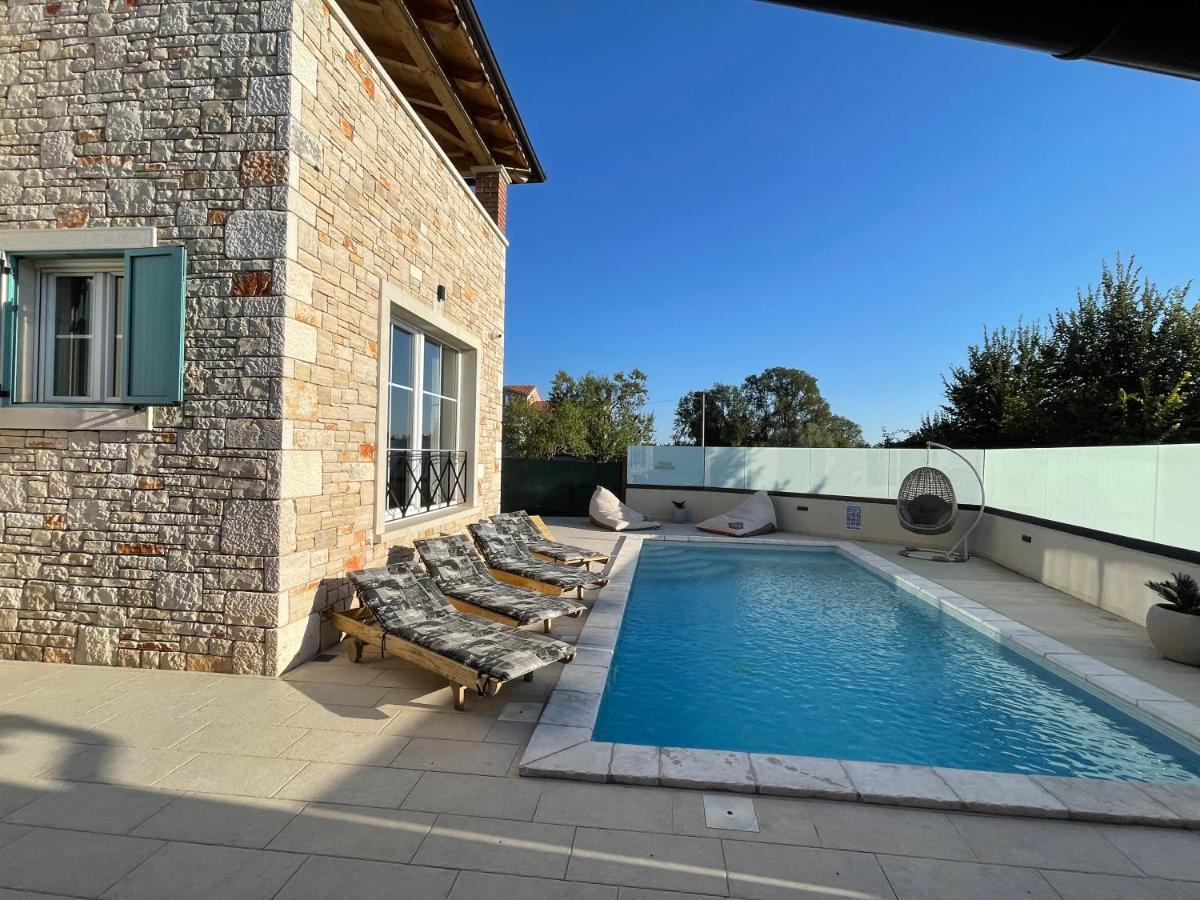 Moderne Istrische Steinvilla - 4 Sterne Mit Privatem, Beheizbaren Pool & Meerblick Kavran Esterno foto